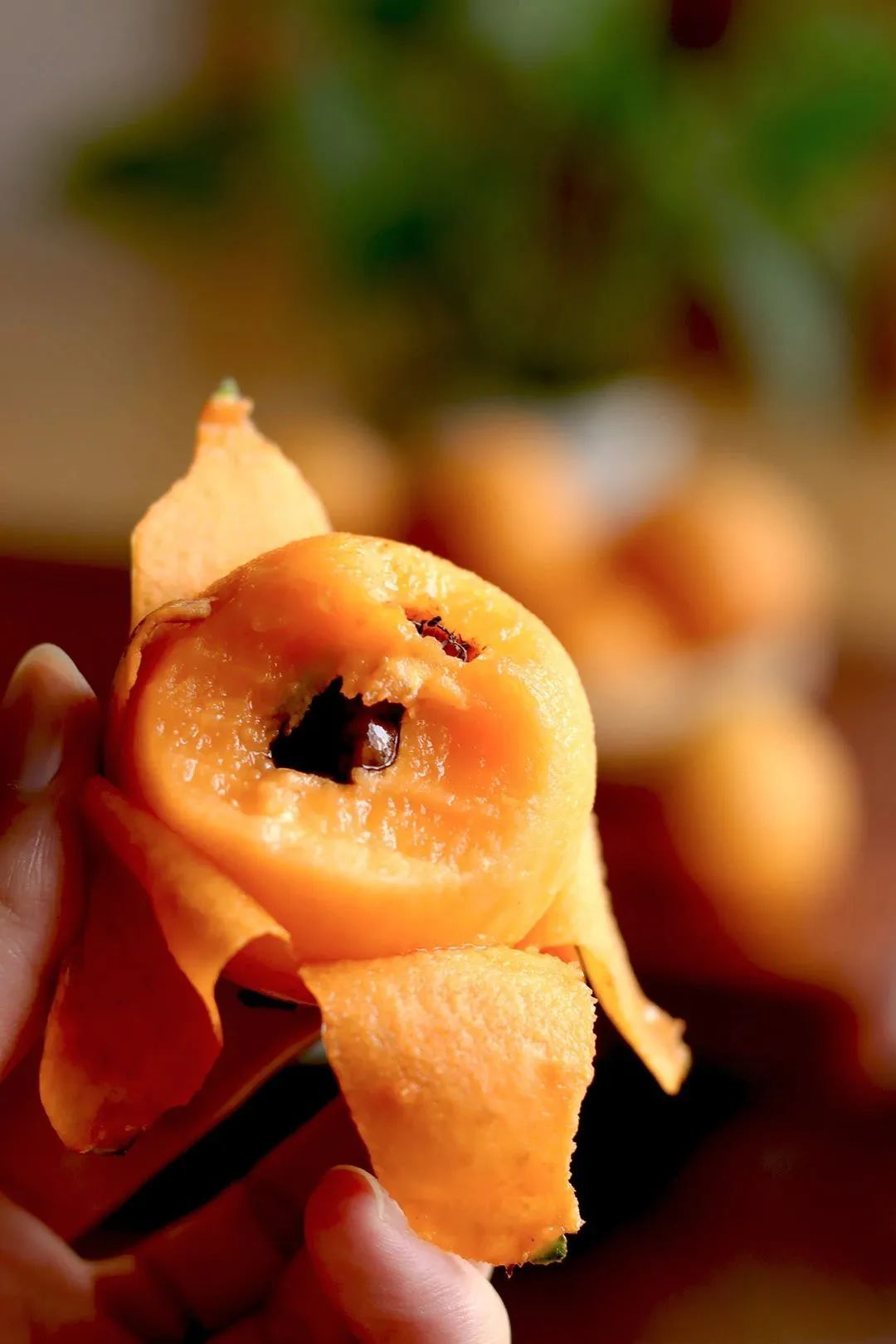 果肉橙红的大五星枇杷 ©图虫创意