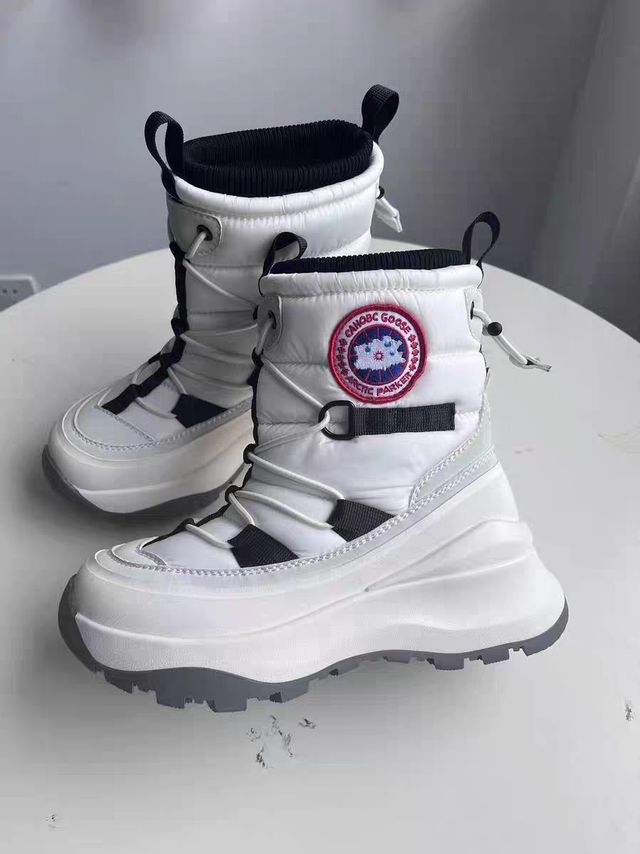 大鹅雪地靴是一款专为东北地区设计的抗寒棉鞋，具有出色的保暖性能和防寒效果。