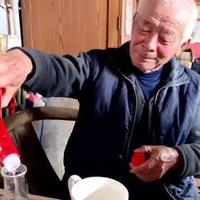 江苏一百岁老人，每晚二两白酒配1斤红烧肉，四大怪习令人称奇