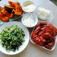 晚餐韭菜炒黄豆芽和腊肠，搭配米饭和南瓜