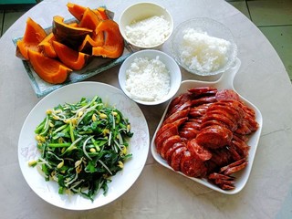 晚餐韭菜炒黄豆芽和腊肠，搭配米饭和南瓜