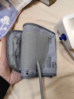 ￼￼欧姆龙（OMRON）房颤血压计上臂式电子血压仪家用大屏血压测量仪 U734T 送礼送长辈老人￼￼