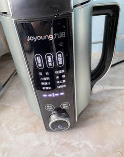 ￼￼九阳（Joyoung）豆浆机1.3L 古法老豆浆 破壁免滤 创新侧屏旋控2-5人食 家用多功能可预约榨汁机料￼￼