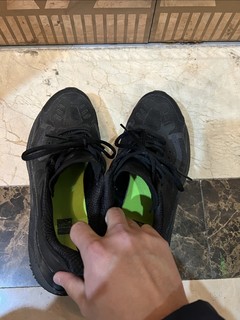 谁能想到跑步这么费鞋！才穿半年的碳板跑鞋就鞋面起胶、鞋底磨损！