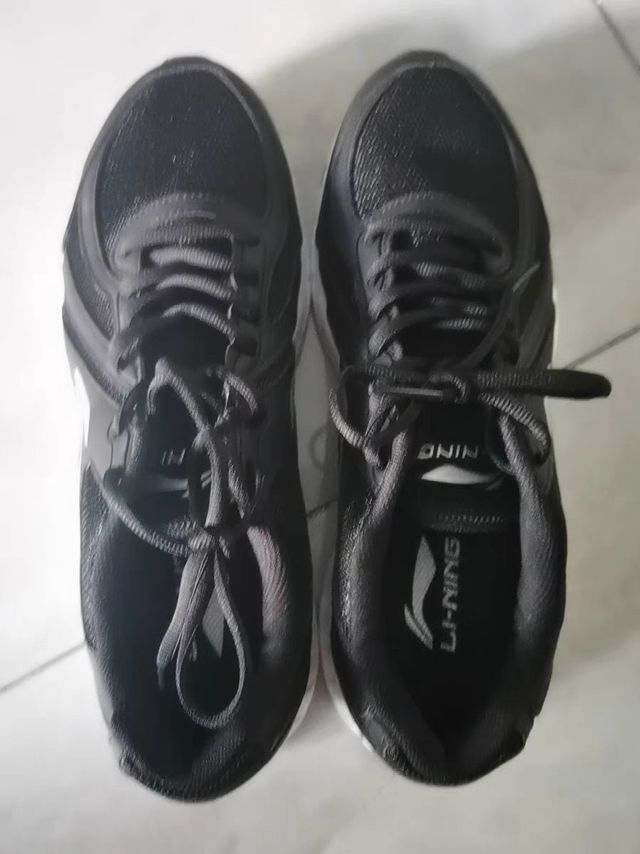 李宁跑步鞋是一款非常适合秋冬季节的男式运动鞋。