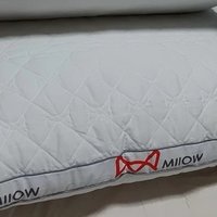 全棉枕头是一种使用全棉材质制成的枕头，它在保持舒适性和健康性方面具有许多优点