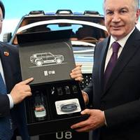 乌兹别克斯坦总统走近比亚迪，喜提第1万辆新能源汽车—仰望U8