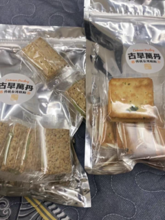 古早万丹香葱牛轧糖夹心饼干是一款手工制作的网红零食，以其独特的风味和口感吸引了众多消费者。