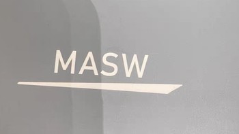 MASW麻秀原创设计的熔岩星芒项链，是一款充满时尚感和个性的饰品。