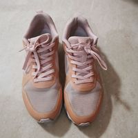 特步粉色跑步鞋