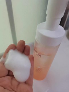 溪木源山茶花氨基酸慕斯洗面奶是一款针对敏感肌肤的温和清洁产品