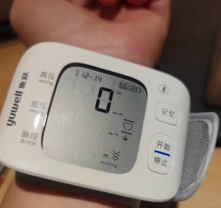 鱼跃（yuwell）手腕式电子血压计YE8800AR 充电语音智能家用血压仪 便携测量血压仪器