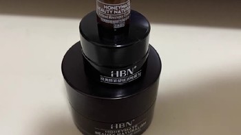  HBN咖啡因眼霜：为你的双眸注入活力，告别黑眼圈与细纹！