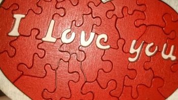 情人节礼物新选择：木质爱心拼图，智力与创意的完美结合