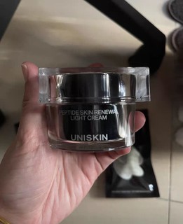 优时颜UNISKIN黑引力面霜是一款专为解决肌肤松弛、细纹和干燥等问题的护肤产品