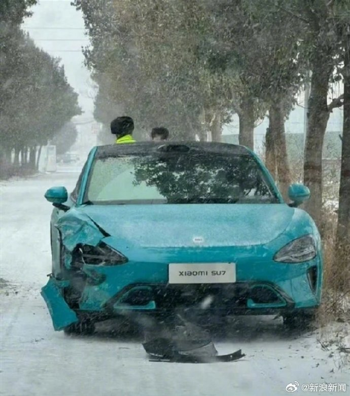 小米汽车SU7首撞产生：雪天路滑导致大灯被撞瞎