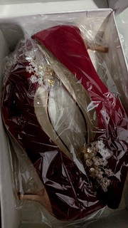 红红火火的备婚好物，珠花高跟鞋