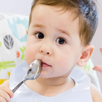 宝宝什么时候可以吃大人饭？除了年龄外，这些因素也很重要