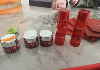 玉兰油（OLAY）大红瓶水霜套装精华水胜肽护肤品套装礼盒新年情人节礼物