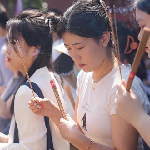 这届年轻人，不爱上班爱上香 | 北京2