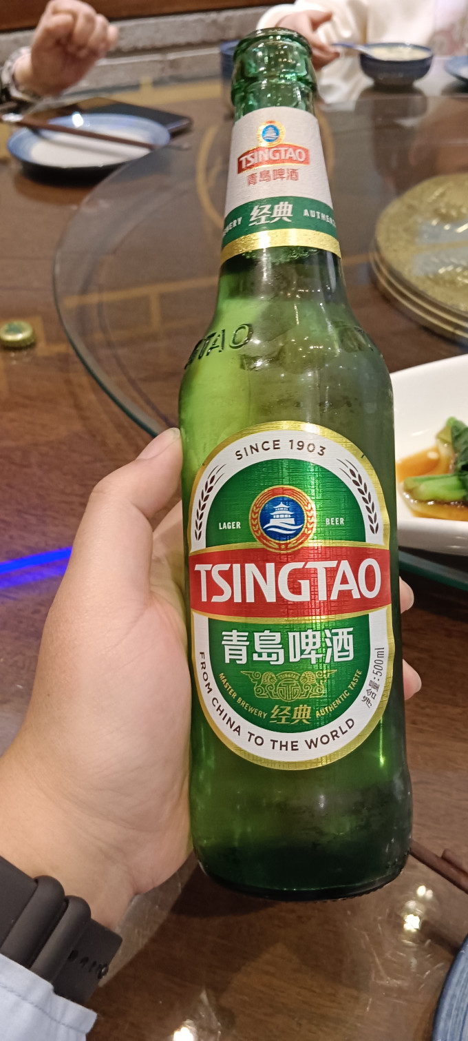 身在异地吃饭也不忘来一瓶青岛啤酒还是家乡的酒好喝啊