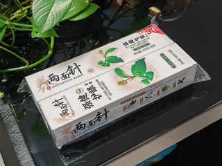 口腔卫生非常重要，两面针强健护龈牙膏维护口腔健康