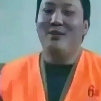 张颂文在电视剧《猎冰》中饰演的角色原型是大毒枭刘招华，他的一生充满了传奇色彩