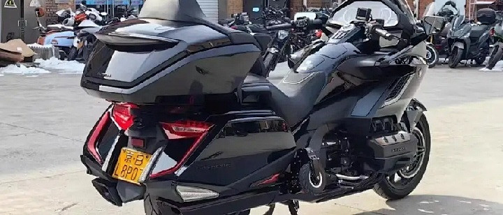 摩友花45万买本田金翼1800,六缸水冷摩托车,京b黄牌让人爱慕_摩托车