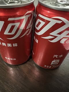 下午茶时间，喝一瓶200ml的可口可乐——经典美味