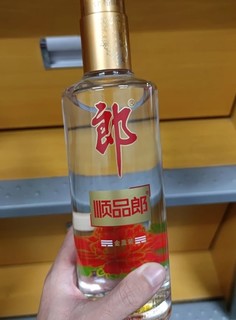 谁家马拉松参赛包里是一瓶白酒？？