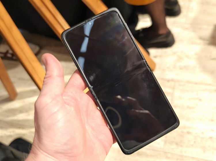 MWC 2024丨劲量还展出 Ultimate U660S 折叠屏手机，酷似三星Galaxy Z Flip3