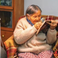 江苏一93岁奶奶火了，不劳烦儿女，养花为伴，将独居的日子过成诗
