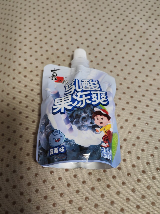 加班桌上的小零食，喜之郎cici果冻爽吸的果冻。