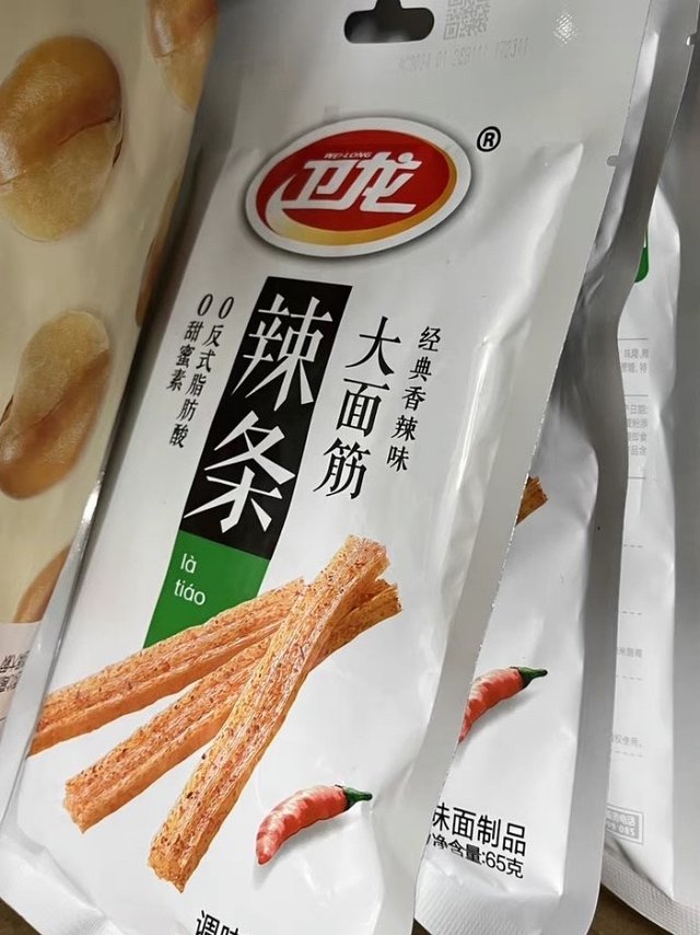 零食会选个口味重的，辣条