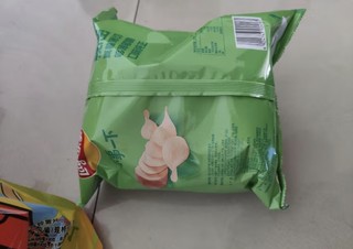 乐事（Lay's）薯片 休闲零食 黄瓜味 135克