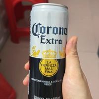 聚会时畅饮的啤酒