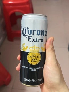 聚会时畅饮的啤酒