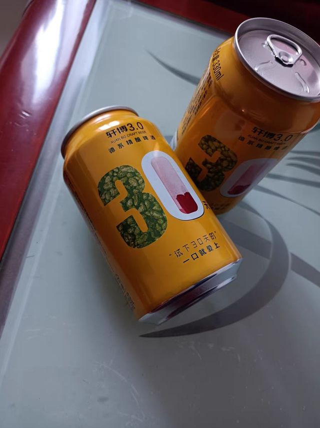 开怀畅饮的精酿啤酒