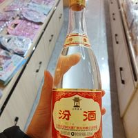 零食店也有酒，要不捎两瓶回去干杯