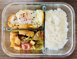 自己带饭：米饭+煎蛋+土豆洋葱青椒炒腊肠