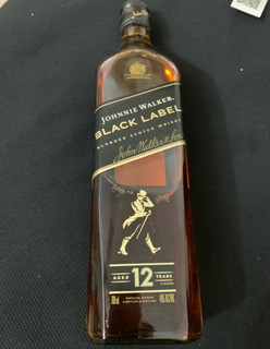 尊尼获加（JOHNNIE WALKER）黑方黑牌 12年 调和型威士忌 1000ml(礼盒装)