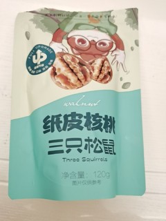 三只松鼠纸皮核桃，办公桌上的健康小零食