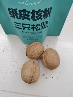 三只松鼠纸皮核桃，办公桌上的健康小零食