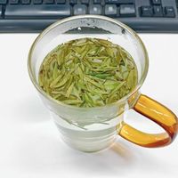 贡牌正品明前AAA特级西湖龙井茶叶礼盒装绿茶是一款备受推崇的高品质茶叶礼盒。