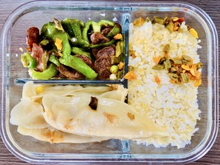 自己带饭：杂粮米饭+小街锅贴+青椒炒腊肠+酸豆角