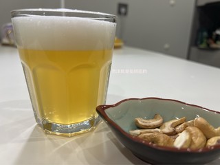 青岛白啤酒，不一样的味道！