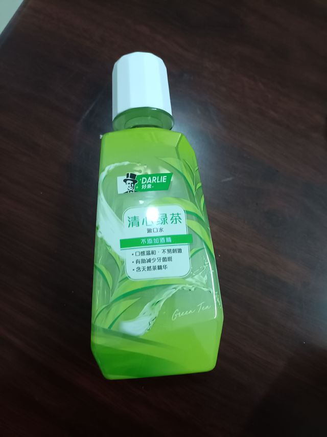 清新绿茶味的漱口水。