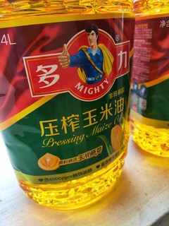 多力压榨玉米油，一次买两桶