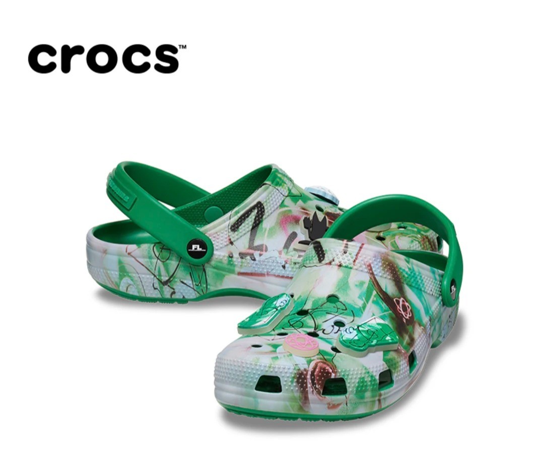 这次Crocs它的联名终于不浮夸了，携手Futura推出未来主义风格联名款。