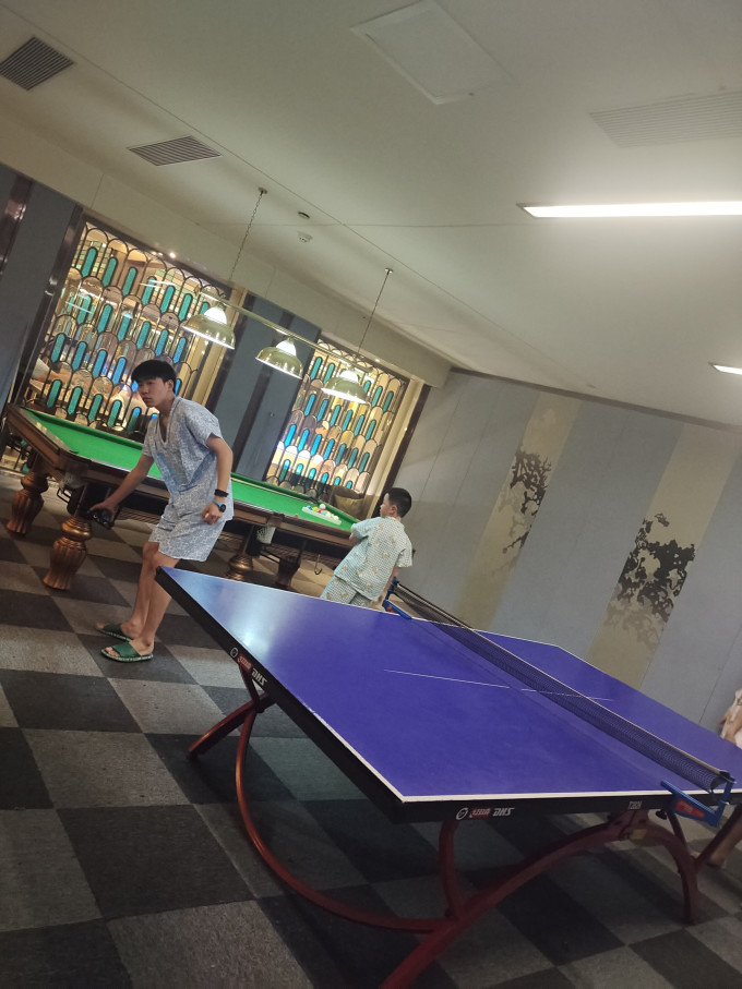 和朋友来打打乒乓球吧